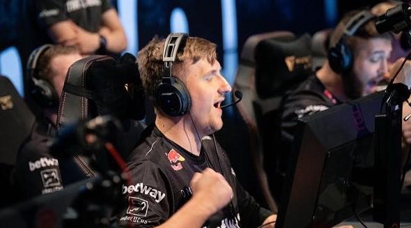 实力差距巨大！ Tarzan 和 Lillia 在团战中展现了他们的技能。这两名射手收割了 Anyone's Legend ，轻松击败了 Ultra Prime 。