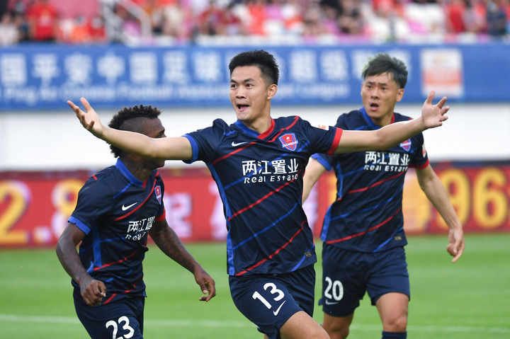 李晓旭首秀体能拉满 赛后累垮趴广告牌