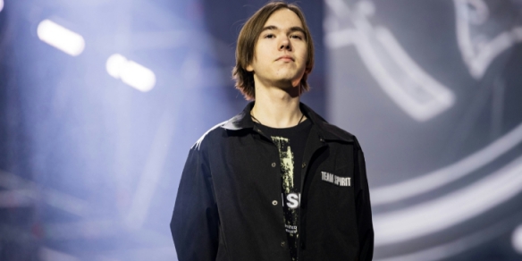 这么慢的队伍？ Xiaohao 和 Jyra 带领队伍抓住了 Baron，但被 EDward Gaming 和 LNG Esports 横扫，连续输掉三场比赛被淘汰